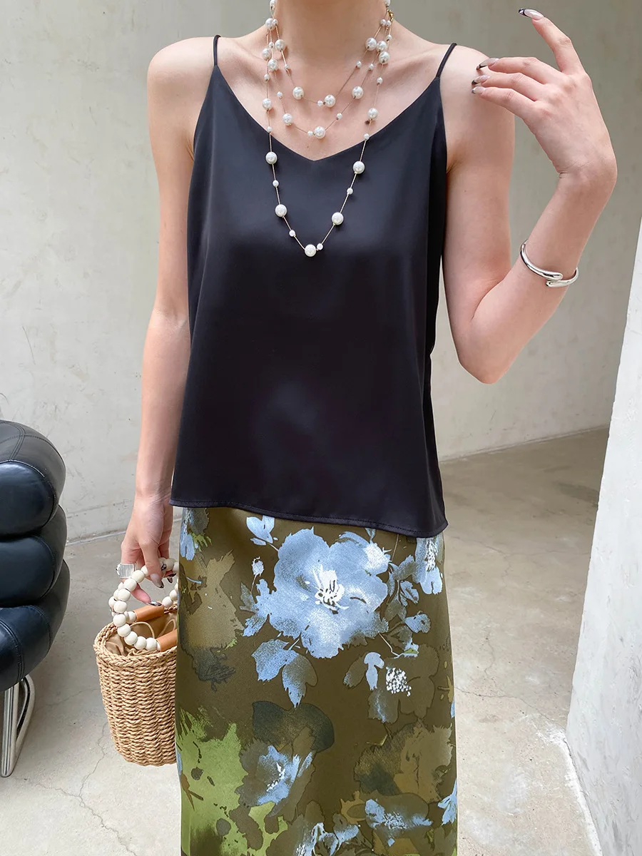 Sommerliches Damen-Casual-Top in Uni-Farbe, V-Ausschnitt, Satin-Camisole, sowohl für drinnen als auch draußen tragbar. – Detail 16