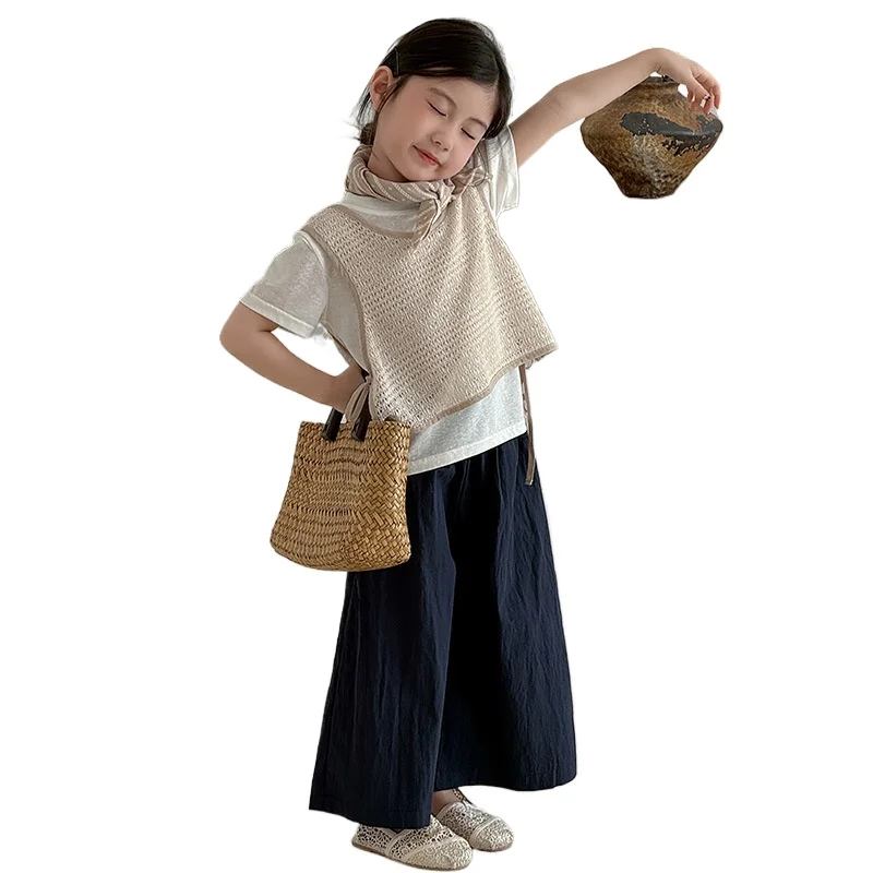 

Новый летний модный комплект для девочек 2026: футболка с коротким рукавом в иностранном стиле, ажурный жилет и однотонные кружевные брюки (тройка)