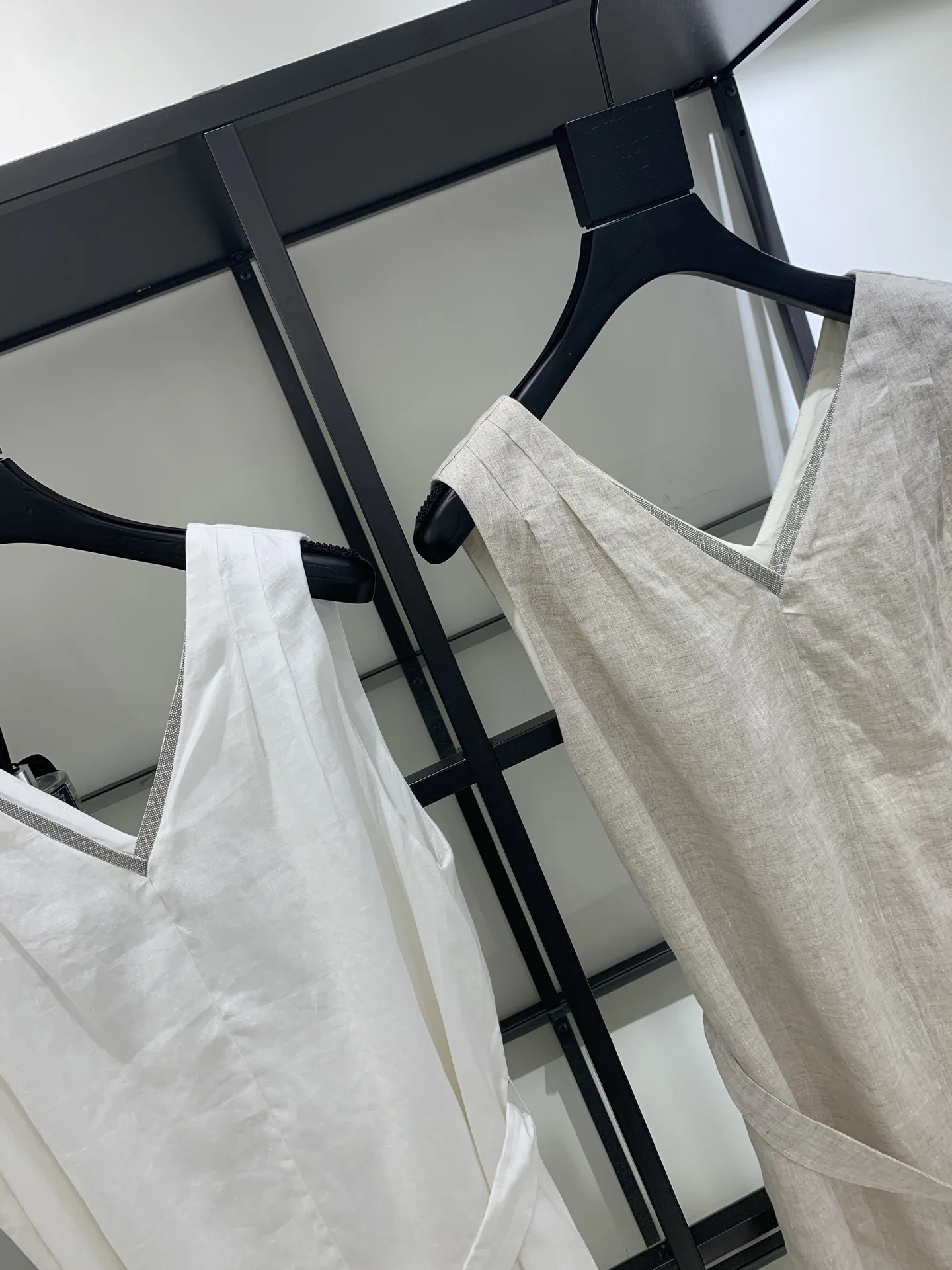 Women's New Spring/Summer Collection: High-Quality, Stylish Linen V-Neck Tie-Waist Dress with Beaded Chain Detail