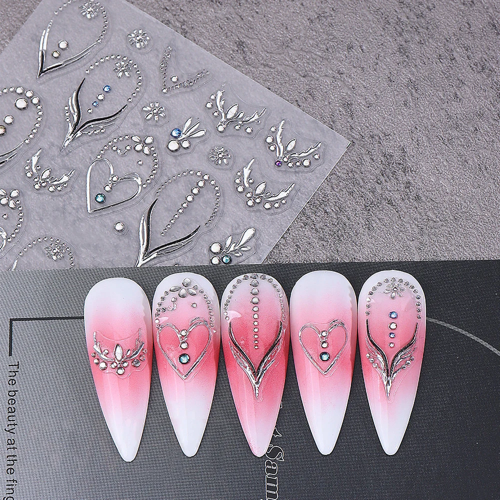 สติกเกอร์ติดเล็บลายหัวใจ 5D ประดับเพชรหรูหราสำหรับวันวาเลนไทน์ 1 ชิ้น ลายเส้นสีเงินแบบฝรั่งเศส  ตกแต่งเล็บด้วยอัญมณีใส