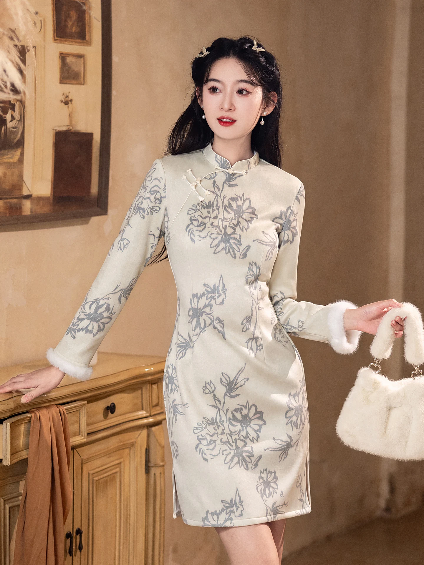 

Новое китайское утепленное зимнее короткое платье-ципао для женщин, с длинным рукавом, маленького размера, короткая юбка, для повседневной носки, теплое, на флисовой подкладке.