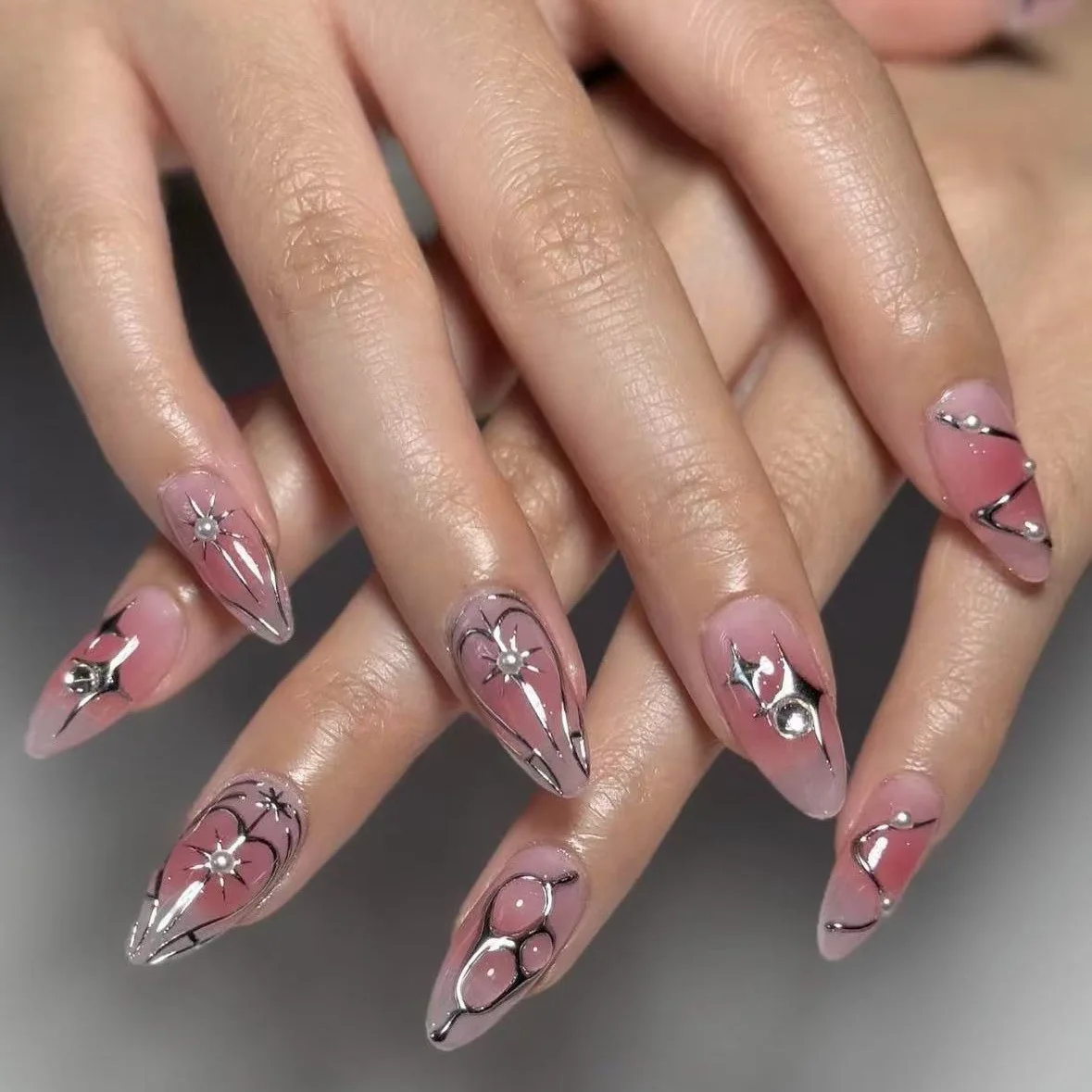 24 pçs de comprimento médio amêndoa unhas falsas imprensa no olho de gato irregular prata design unhas falsas arco strass wearbale dicas de manicure