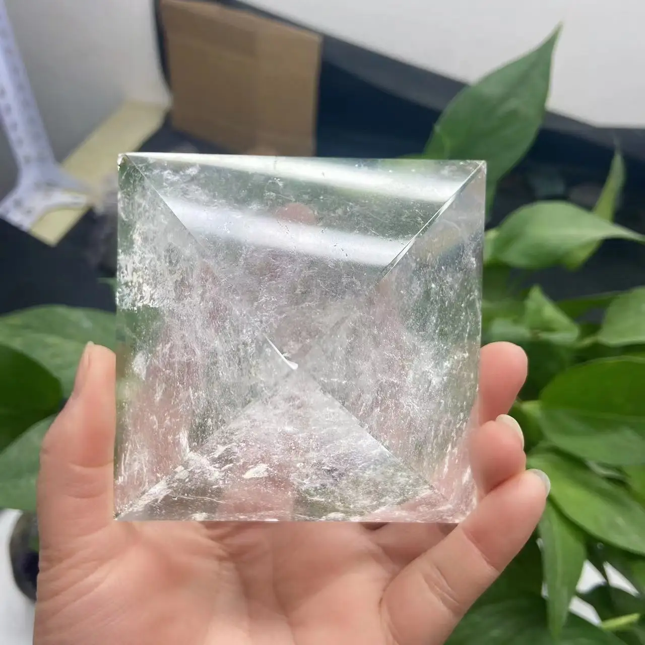 Natural transparent quartz Crystal Pyramid Clear Reiki Healing Raw stone Polished Energy Chakra Reiki White Crystal Point