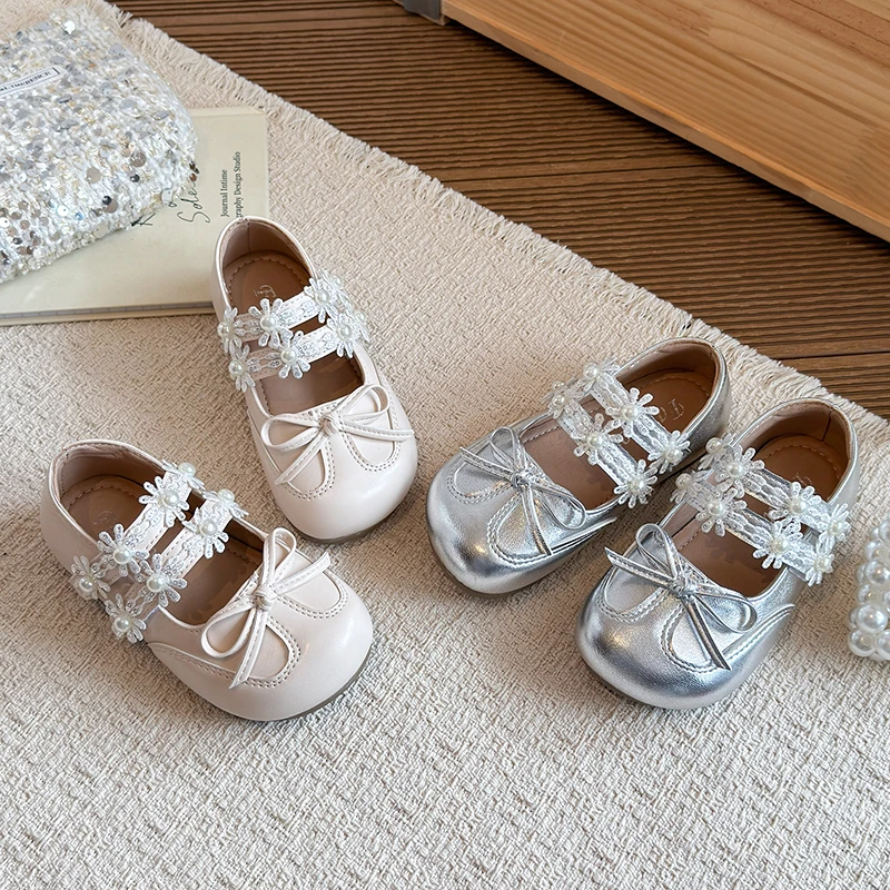 

Детские кожаные туфли для девочек с цветочным принтом и милым бантом, новинка 2026 года, летние балетки для малышей, мягкая подошва, простые, элегантные, для вечеринок и свадеб