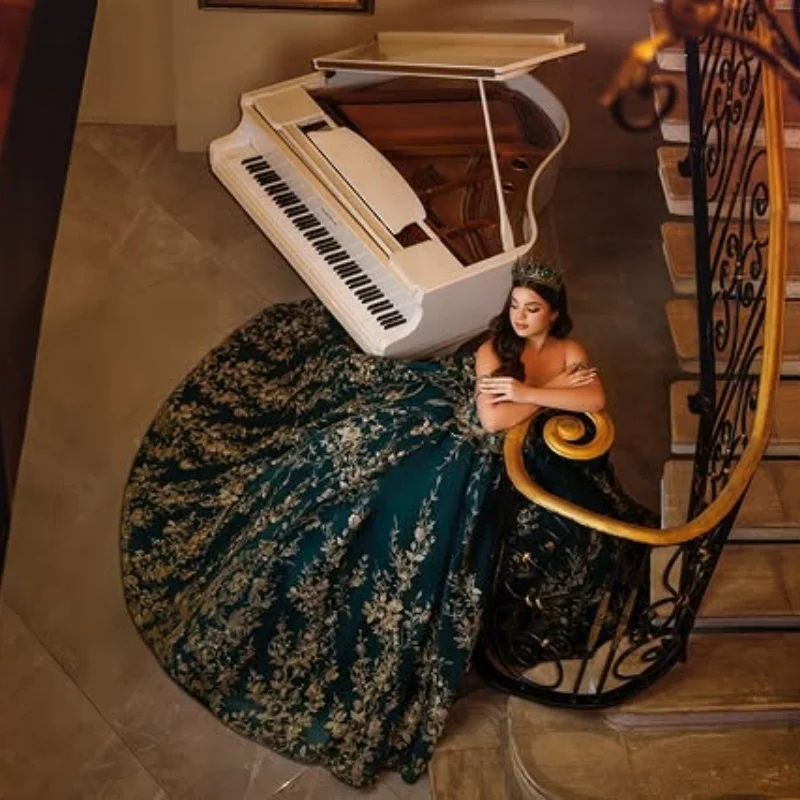 Sukienki Quinceanera w kolorze czarnozielonym na zamówienie, z odkrytymi ramionami, kryształowymi aplikacjami i długim trenem, Vestido 15 Quinceanera