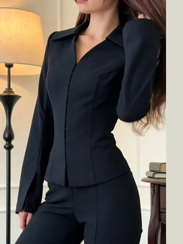 Damen 2-teiliges Outfit: Elegantes Peplum-Oberteil mit Revers und ausgestellten Ärmeln, hochtaillierte Schlaghose – Perfektes Business-Set für Damen, bequemes Anzug-Set – Detail 6