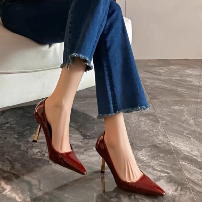 

Triangle gold heel burgundy temperament shallow mouth single shoes women's patent leather thin heel pointed imperial