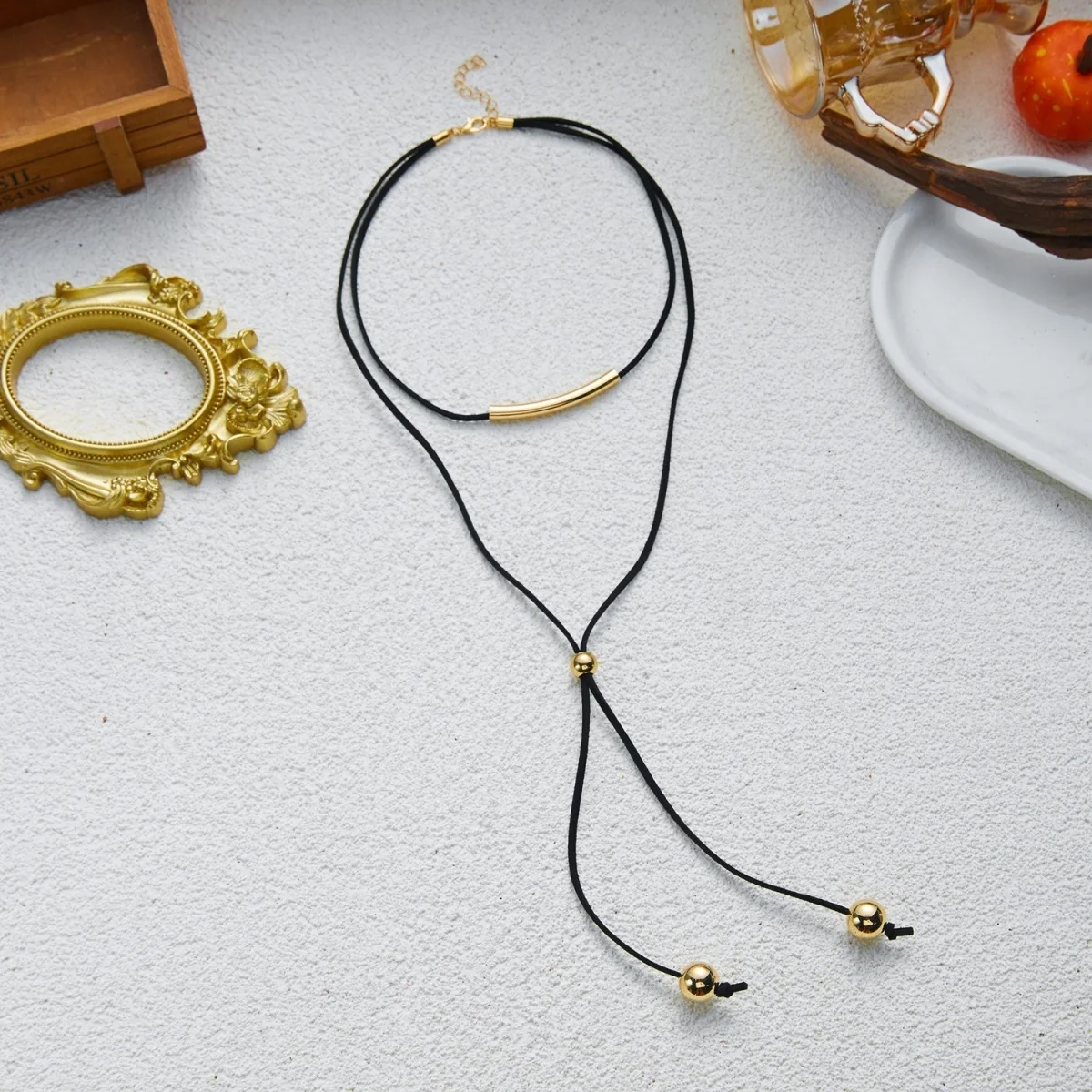 Vintage Minimalistische Gebogene Mehrschichtige Halskette für Damen und Herren, Schwarzes Lederband, Y-förmige Goldfarbene Perlen, Quasten-Choker-Schmuck – Detail 28