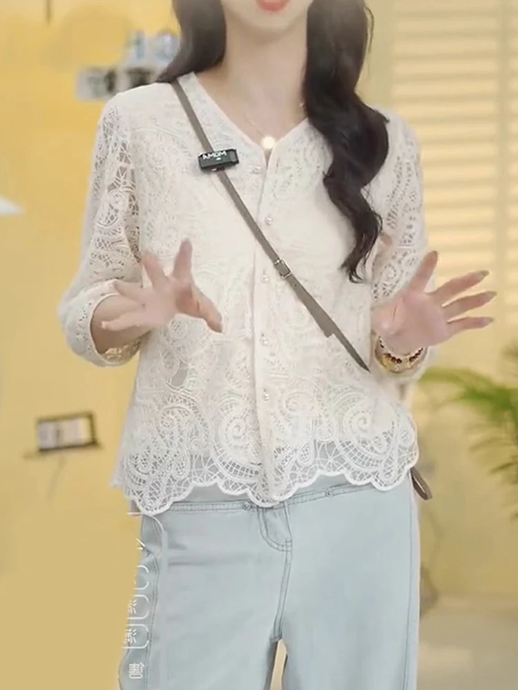 

Faionable High-End Lace irt Hollow out ort Sve Hook Flower Design Slimming Top Age-Defng Versatile Korean Sle Silk