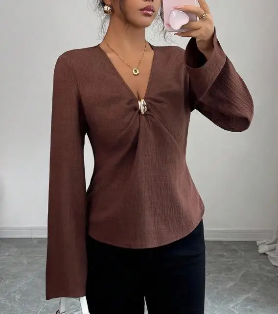 

Women's Top 2025 Autumn Temperament Pullover Shirt Sexy V-Neck Tight Long Sleeved Top Metal Decorative Buckle Slim Fit T-Shirt