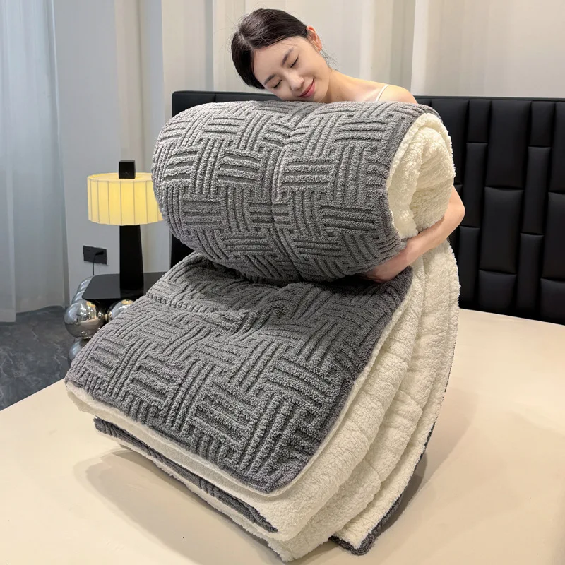 Einfarbige Tafu-Samt-Jacquard-Steppdecke für Herbst und Winter, warme Samtdecke im schlichten Stil, dicke Steppdecke.