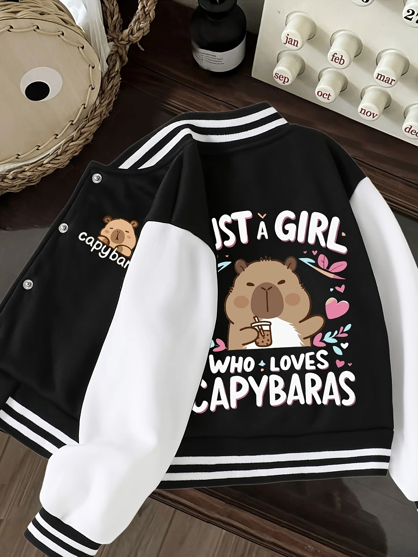 Chaqueta de béisbol para niñas de primavera y otoño, chaqueta corta de béisbol para niños con estampado de capibara y letras en inglés, adecuada para niños de 4 a 12 años, ropa informal versátil para el hogar y para uso al aire libre
