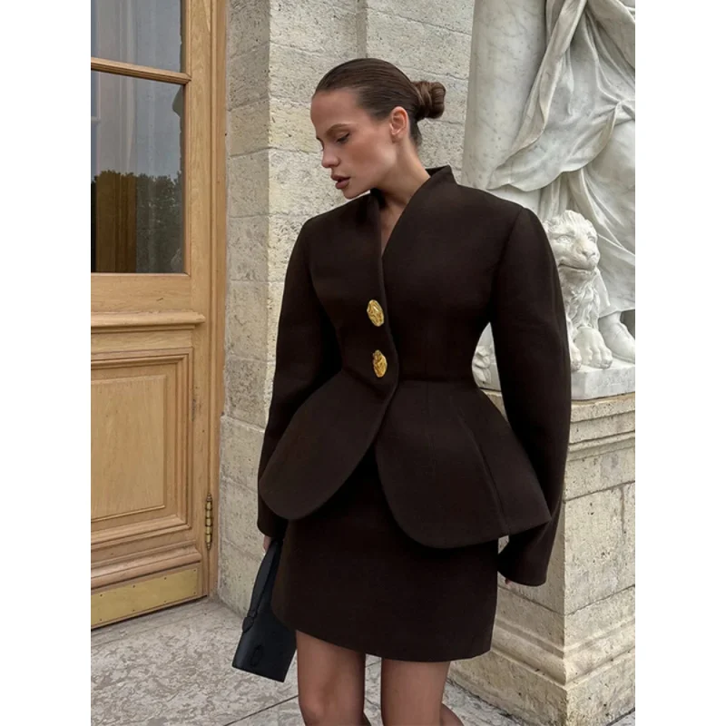

Элегантный женский костюм-двойка: пиджак с длинным рукавом, V-образным вырезом и пуговицами, юбка-карандаш. Весна 2026. Комплект из 2 предметов.