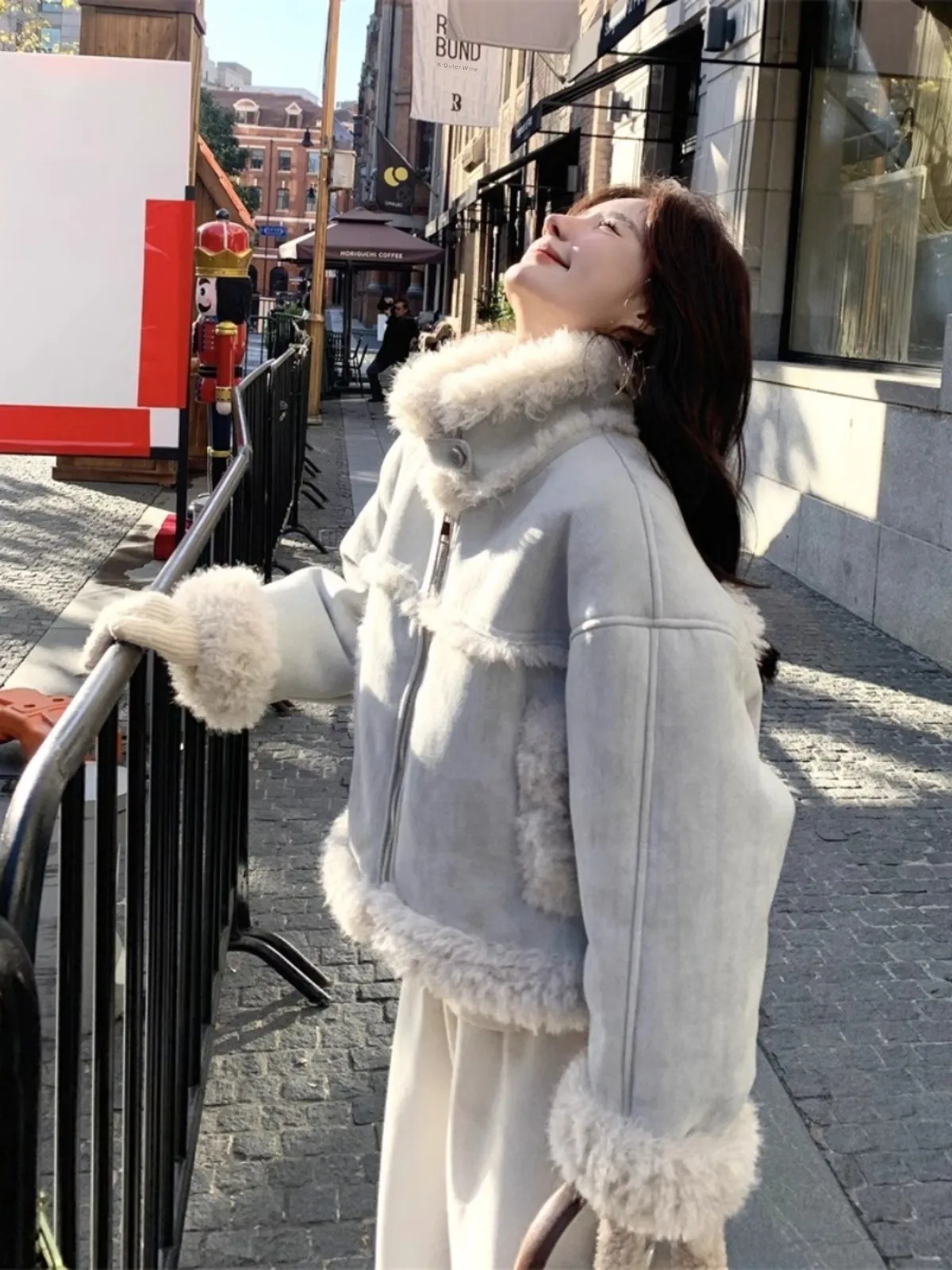 Morbido ort eepskin Jaet Cappotto invernale da donna Abbigliamento da moto di piccole dimensioni Pelliccia blu pastello e pelle intercate