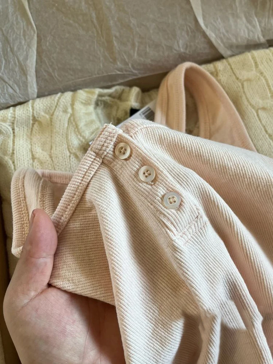 女性のための柔らかいピンクのリブ編みの基本的なクロップトップ,3つのボタン,ノースリーブの綿,カジュアルなクロップトップ,シンプルなスリムタンクトップ,夏,y2k