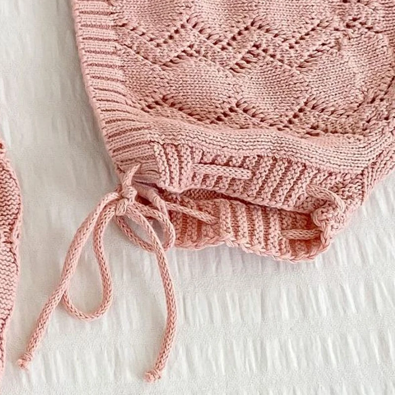 Nuovi vestiti per bambini autunnali, ragazze di 0-3 anni, cappello di filato di cotone lavorato a maglia scavato in tinta unita