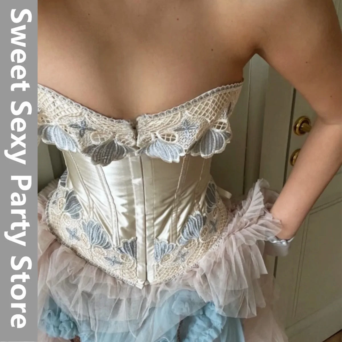 

2025 new French court style high-end glossy embroidery lace fish bone waist retro bra row button tube top 11844