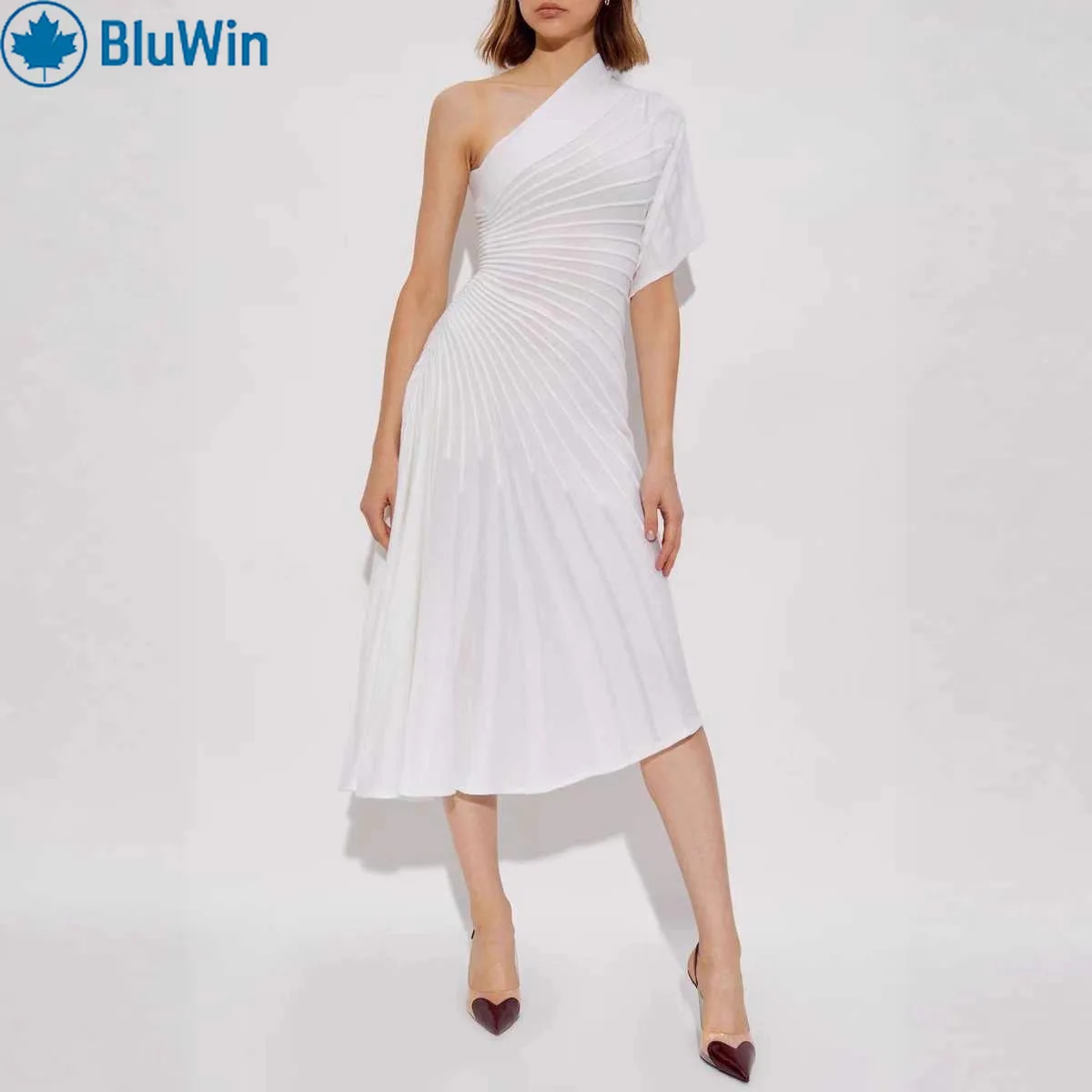 เดรสไหมพรมแขนกระดิ่งเปิดไหล่ทรงเข้ารูป ดีไซน์ชายเสื้อไม่สมมาตร แต่งระบายแนวเฉียง ช่วยเน้นสัดส่วนช่วงเอว