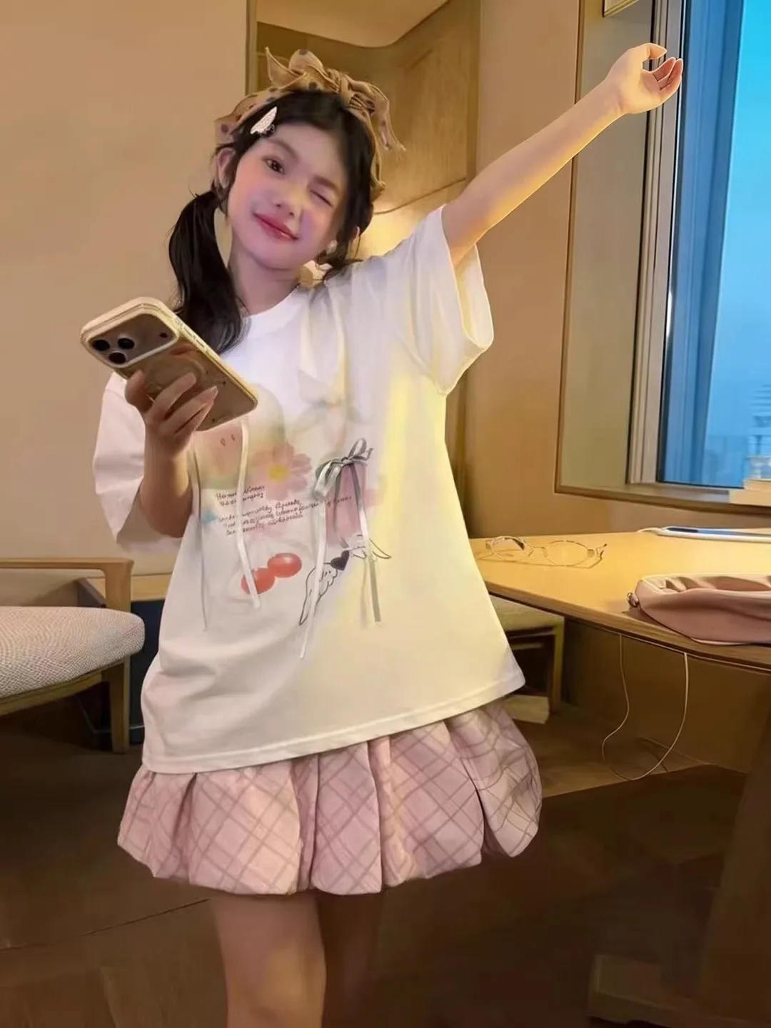 甘い花柄スカートセットと蝶ネクタイ付き格子柄ミニドレスのツーピーススーツ、女の子用夏の通気性のある耐摩耗性コットンポリエステル素材