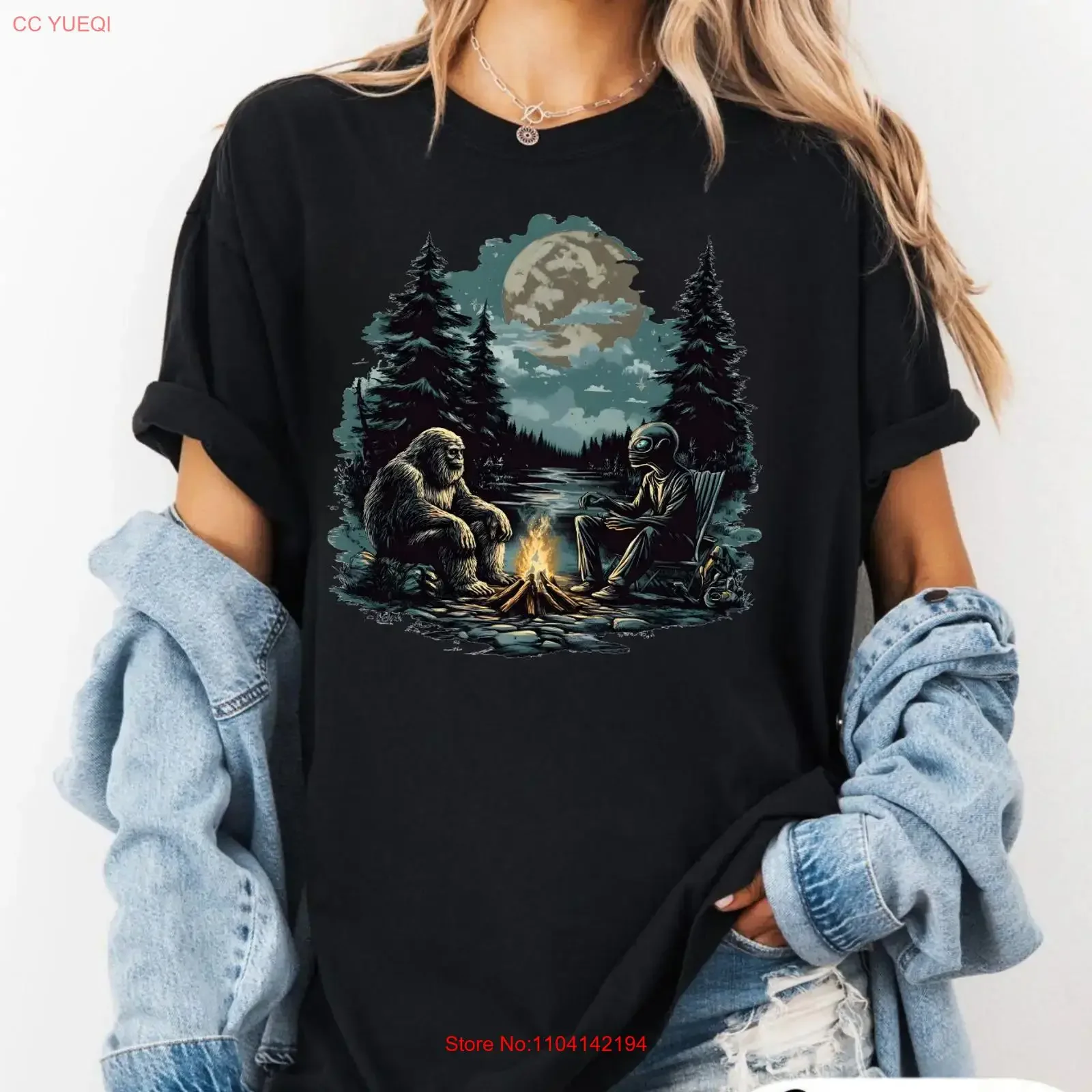 Bigfoot And Alien Campfire T Shirt Cryptid Outdoor Mystical Forest D vintage Washed graphic homme Top For Everyday Wear