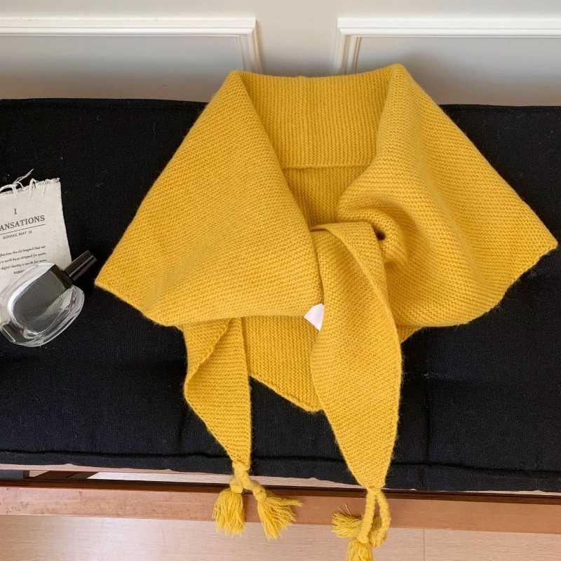 Einfacher handgefertigter Quasten-Strickschal in Dreiecksform für Damen, Winter-Schal, elegant, kombinierbar mit warmen Nackenschutzschals. – Detail 4