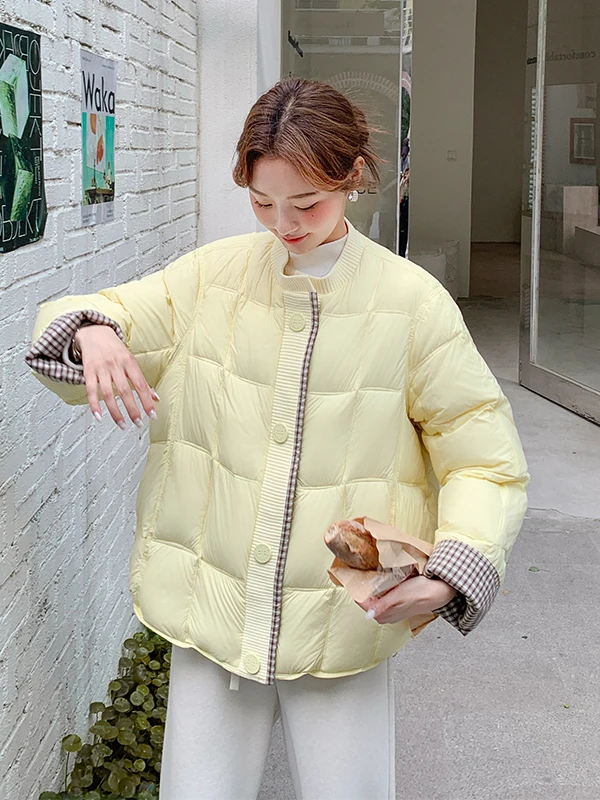 جاكيت نسائي أصفر محبوك بنقشة مربعات مع حشوة دافئة، تصميم عصري فضفاض بلون أبيض