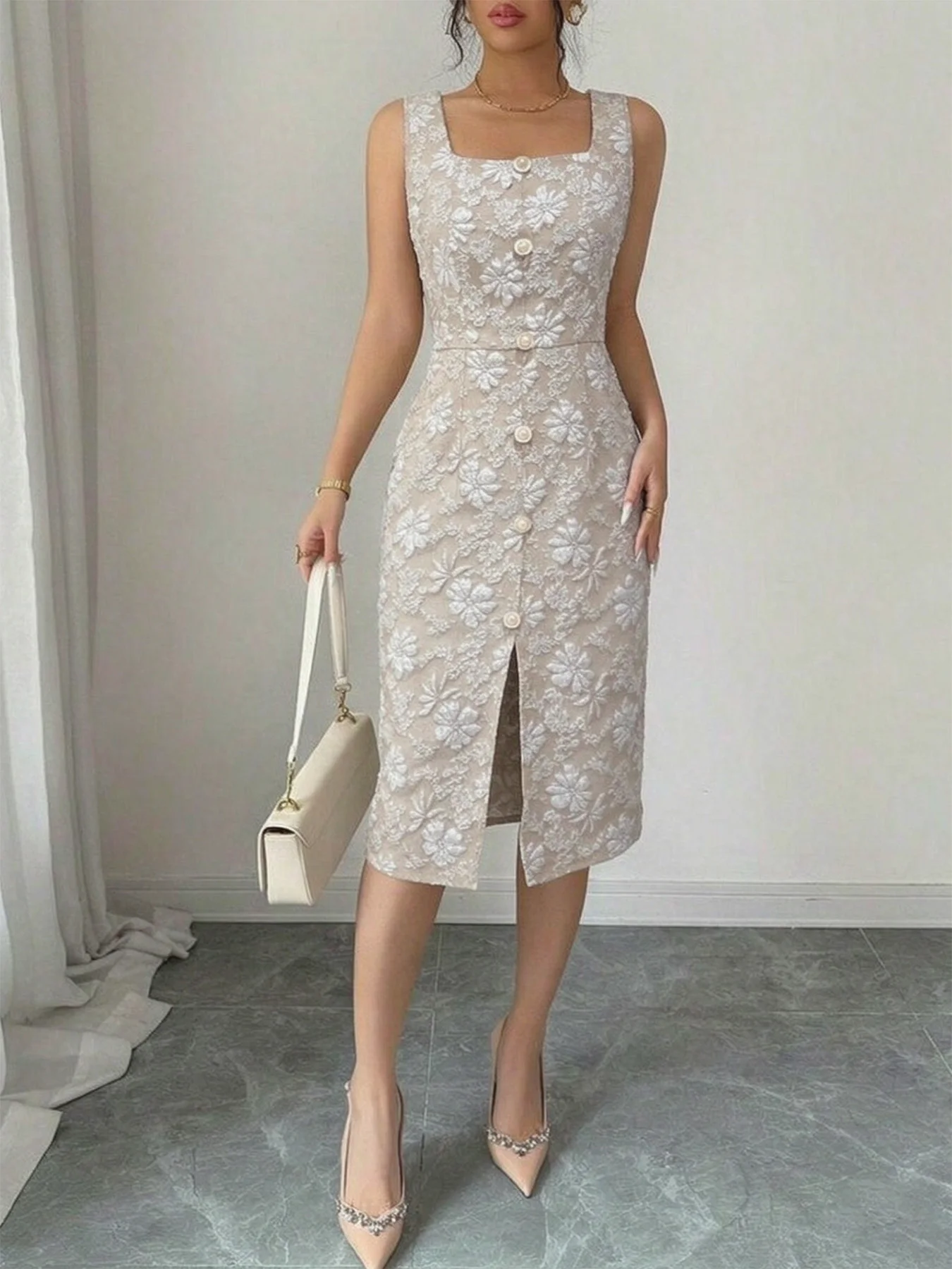 Damen-Midirock mit quadratischem Ausschnitt und einreihiger Knopfleiste aus Jacquard; ärmelloses, figurbetontes Kleid mit Schlitz und Hüftbetonung. – Detail 5