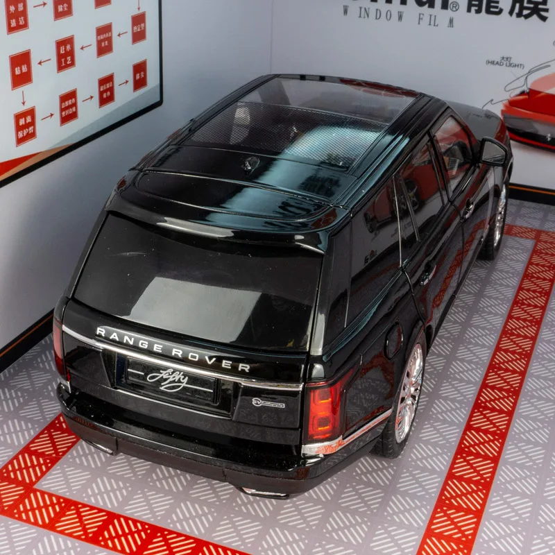 

1:18 simulation alloy car model four doors and the front hood and trunk door can be opened children's toy car sound and lighting