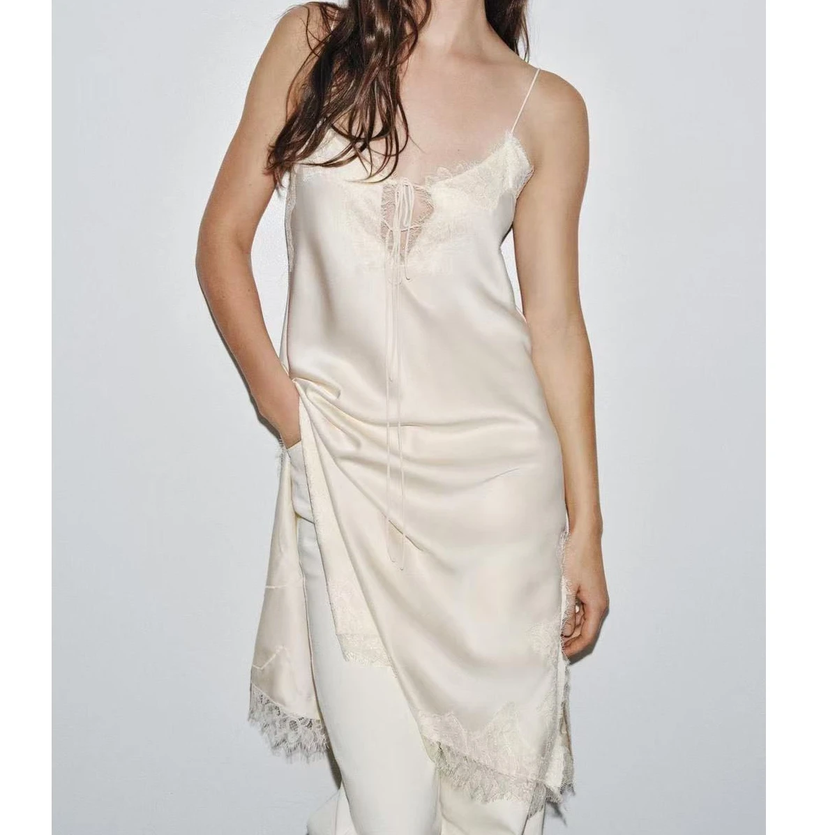 

Коллекция 2025 года, женское платье-комбинация с кружевной отделкой, летнее мини-тонкое платье без рукавов на тонких бретельках с v-образным вырезом