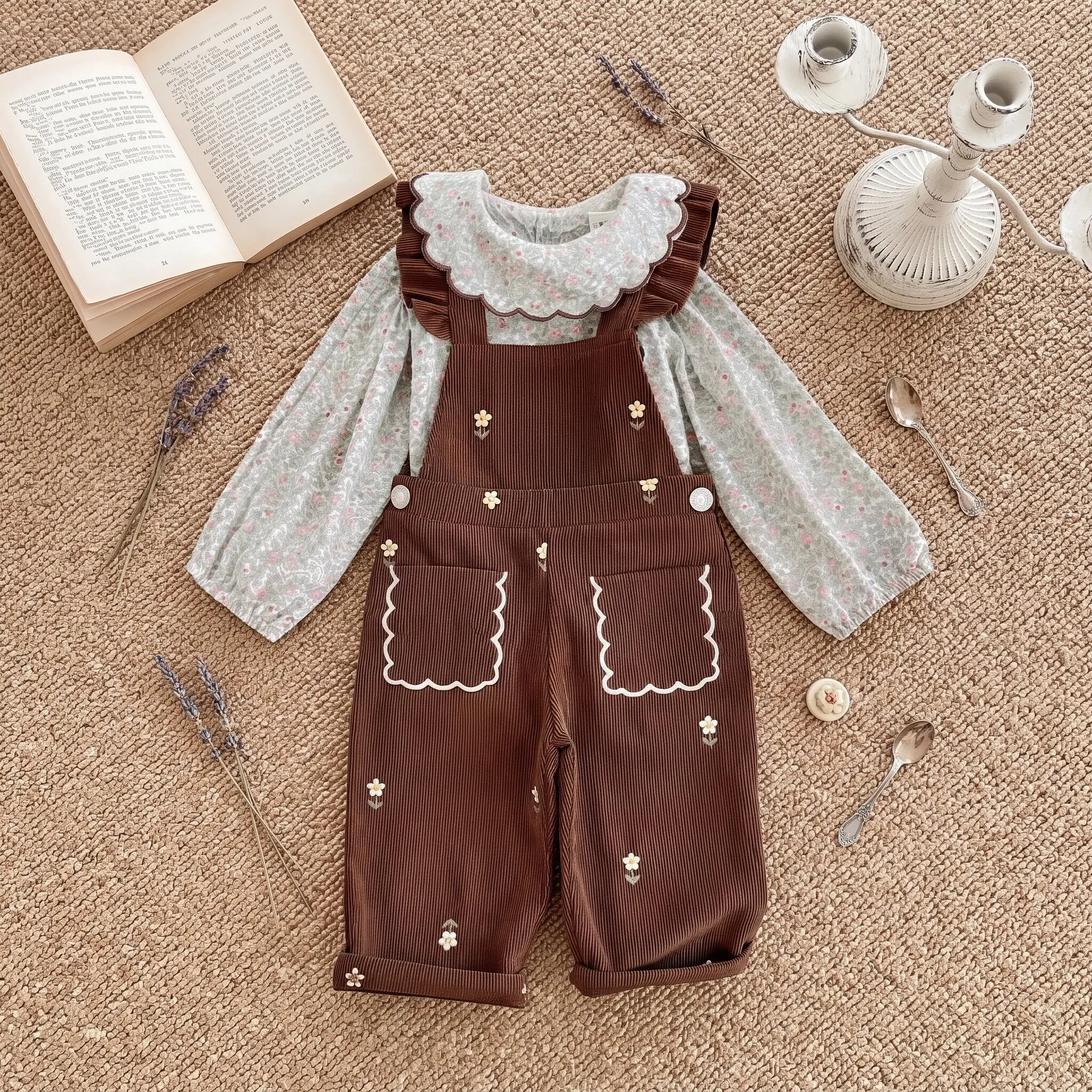 Baby-Mädchen-Bluse mit Blumenmuster und Peter-Pan-Kragen, langärmelig, braune Corduroy-Overalls mit Blumenstickerei und Rüschenbändern, 2-teiliges Set – Detail 2