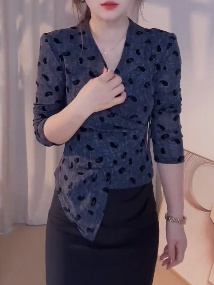 

Женская блузка больших размеров с V-образным вырезом и принтом, универсальная, стройнящая, осенняя, новинка 2025 года, во французском стиле, с принтом