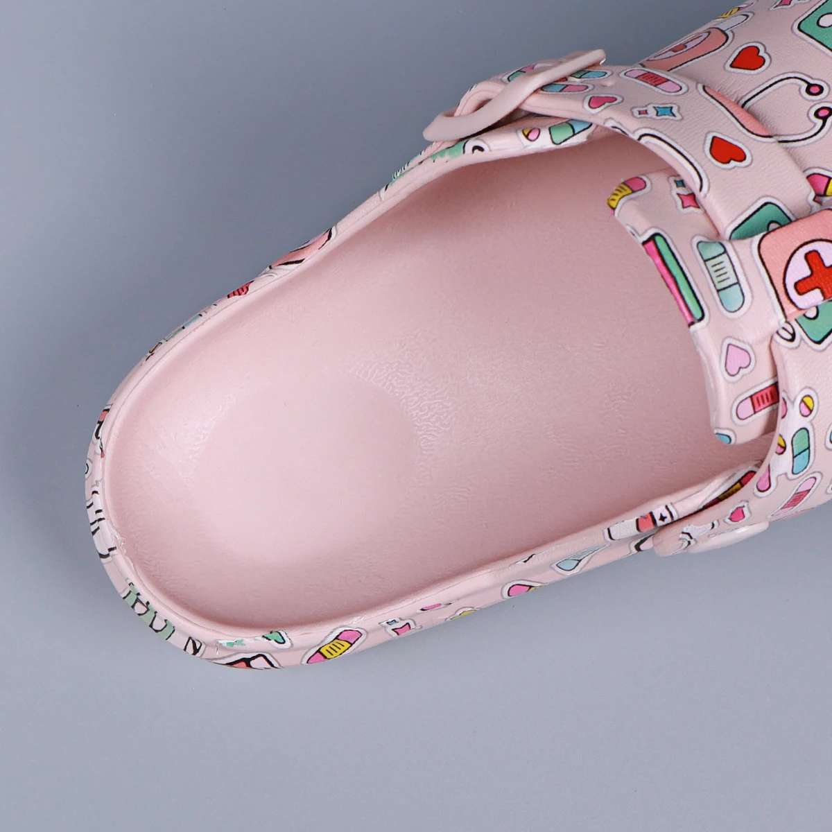 Damen-Pflegeclogs mit medizinischem Aufdruck, aus leichtem EVA, geschlossener Zehenbereich, für Krankenhaus, Klinik, Gesundheitswesen, Arbeitsclogs mit verstellbarer Schnalle. – Detail 3
