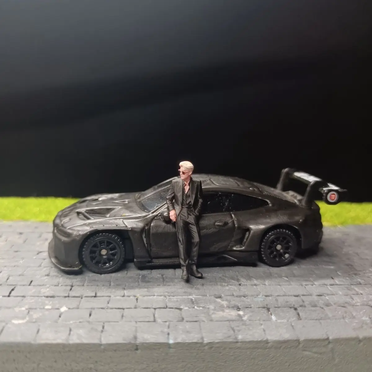 

1:64 Miniature Model Car Match Resin Man Suit and Glasses Diorama Figure