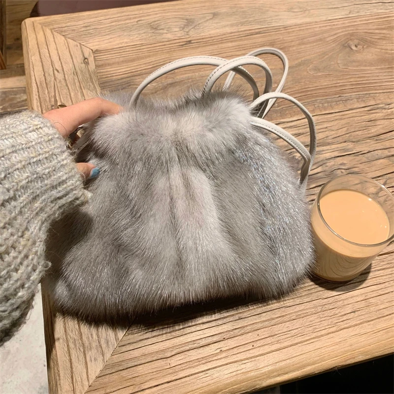 

Women's Winter Drawstring Closed Fur Bag Luxury Mink Fur Large Capacity Handbag Women's Stylish Elegant Fur Shoulder Bag