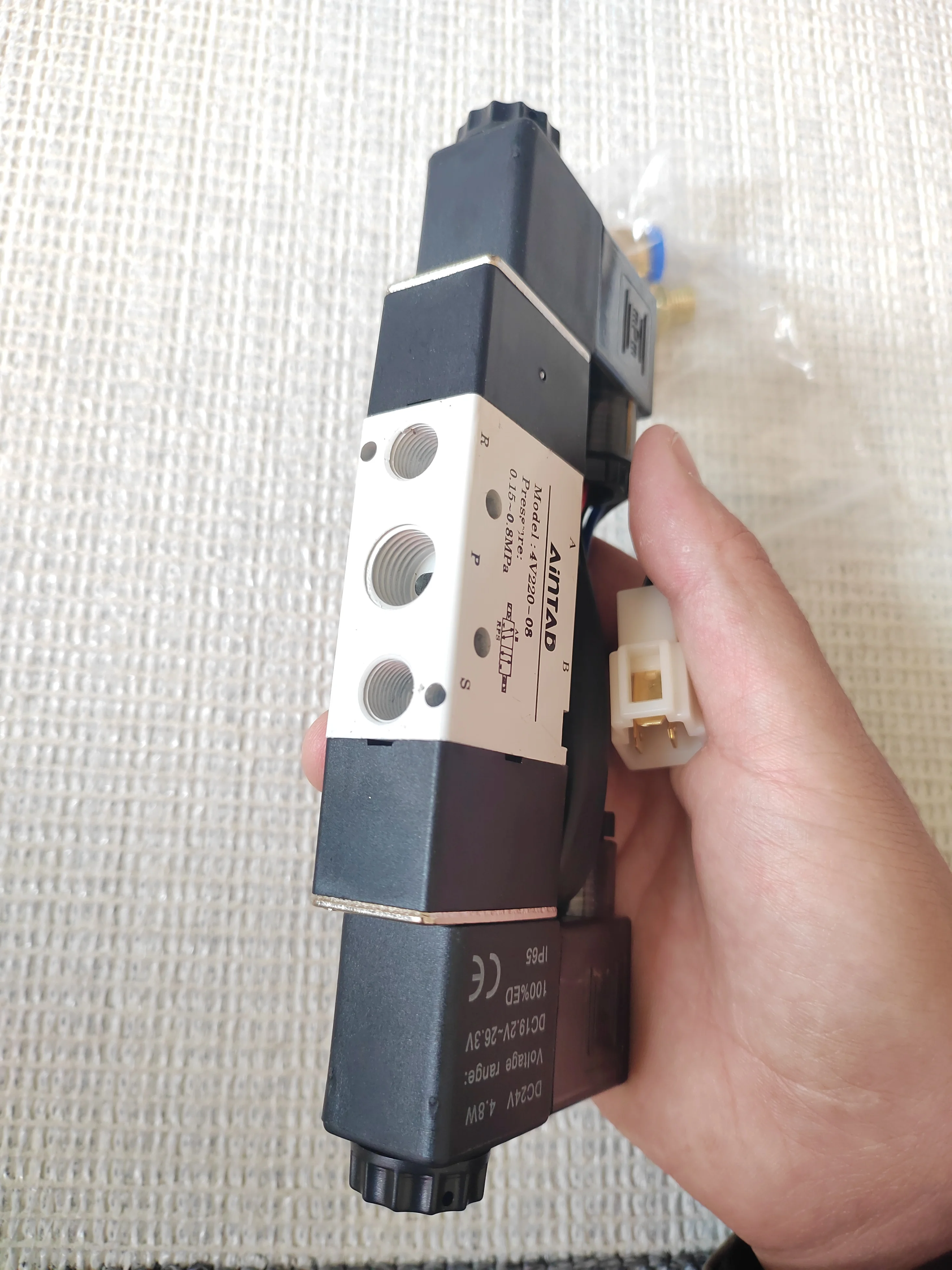 صمام الملف اللولبي لمضخة باب الحافلة المتأرجحة 24 فولت 4V220-08 مع موصل سلكي سريع، مناسب للحافلات والمدربين