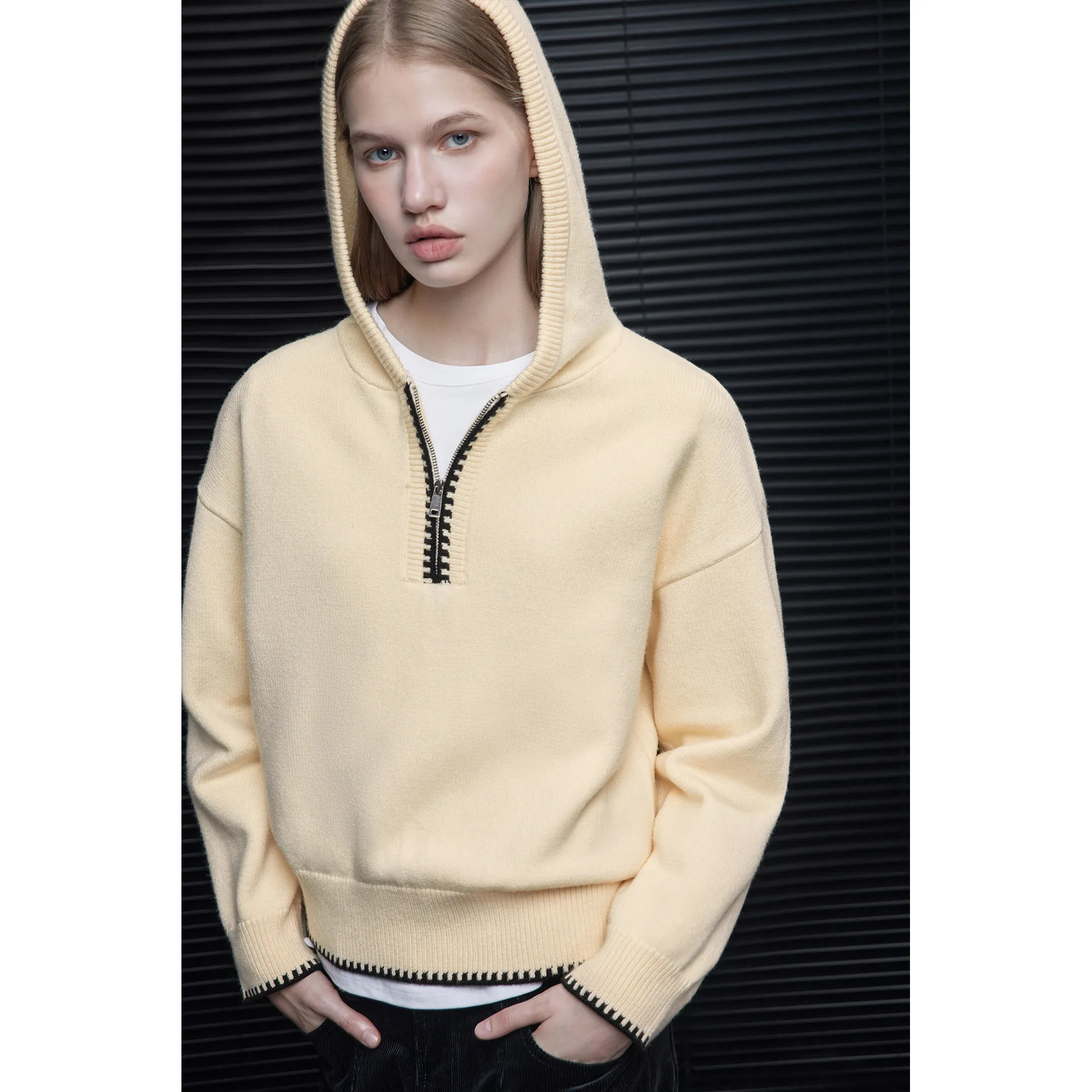 Beige hooded sweater sweater new relaxed super nice temperament.