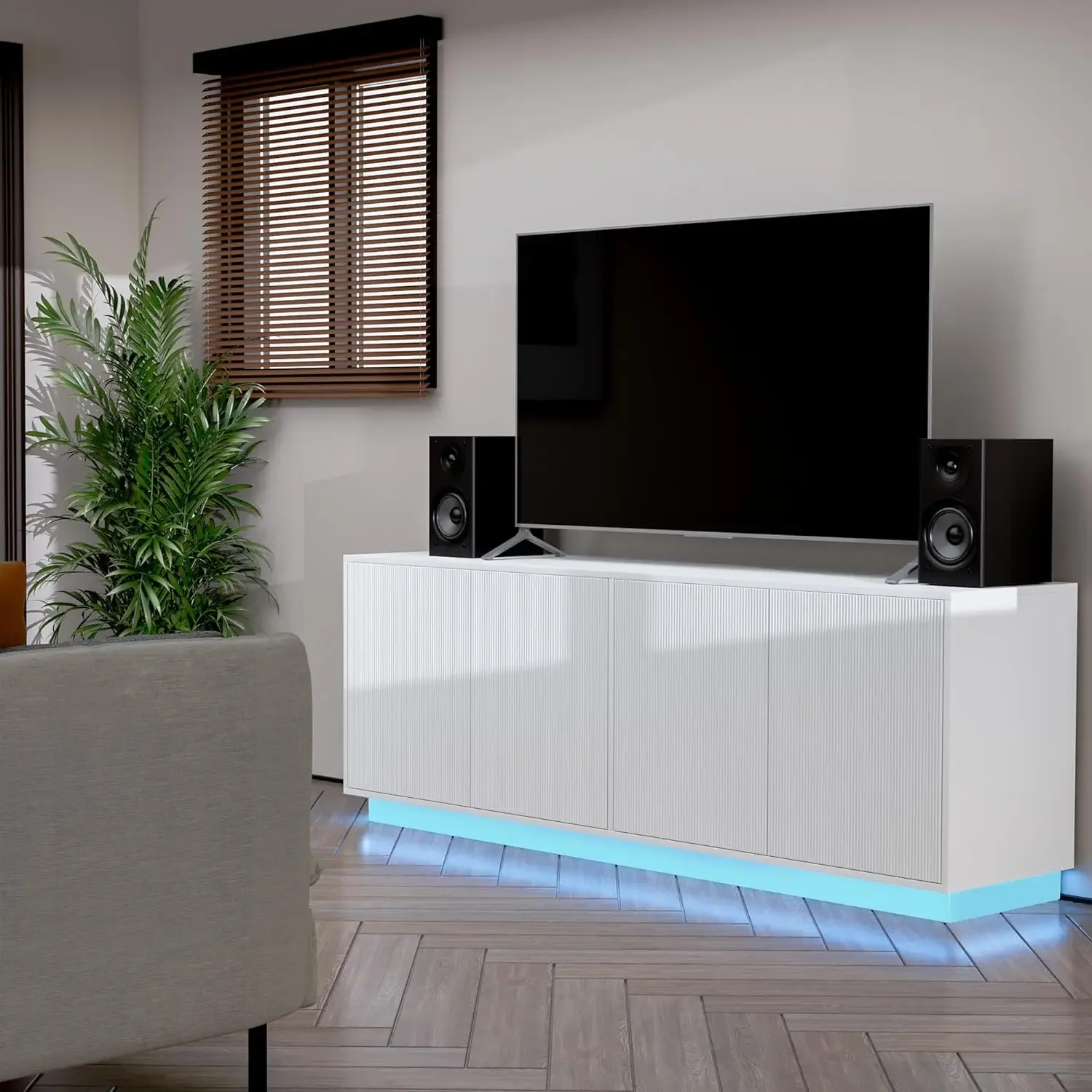 Soporte de TV moderno blanco, luces LED estriadas de 67 "con toma de corriente, centro de entretenimiento con puertas de almacenamiento, consola de TV, armario de medios