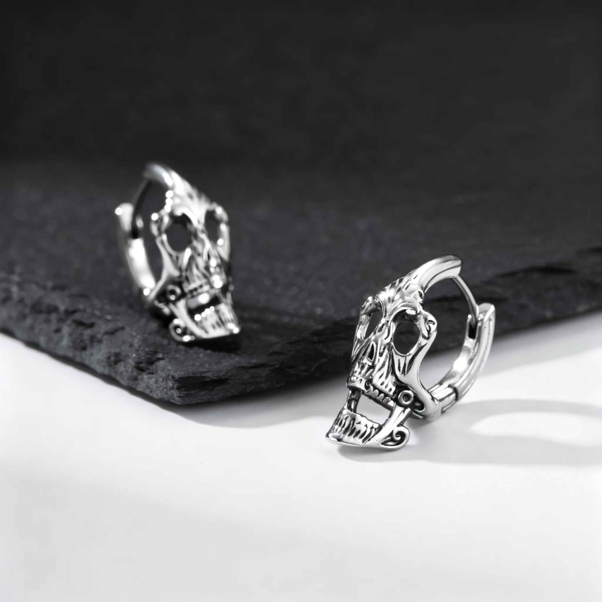 Rock-Punk-Totenkopf-Creolen für Männer, Anti-Allergie-Ohrringe aus Edelstahl, trendiges Schmuckgeschenk – Detail 2