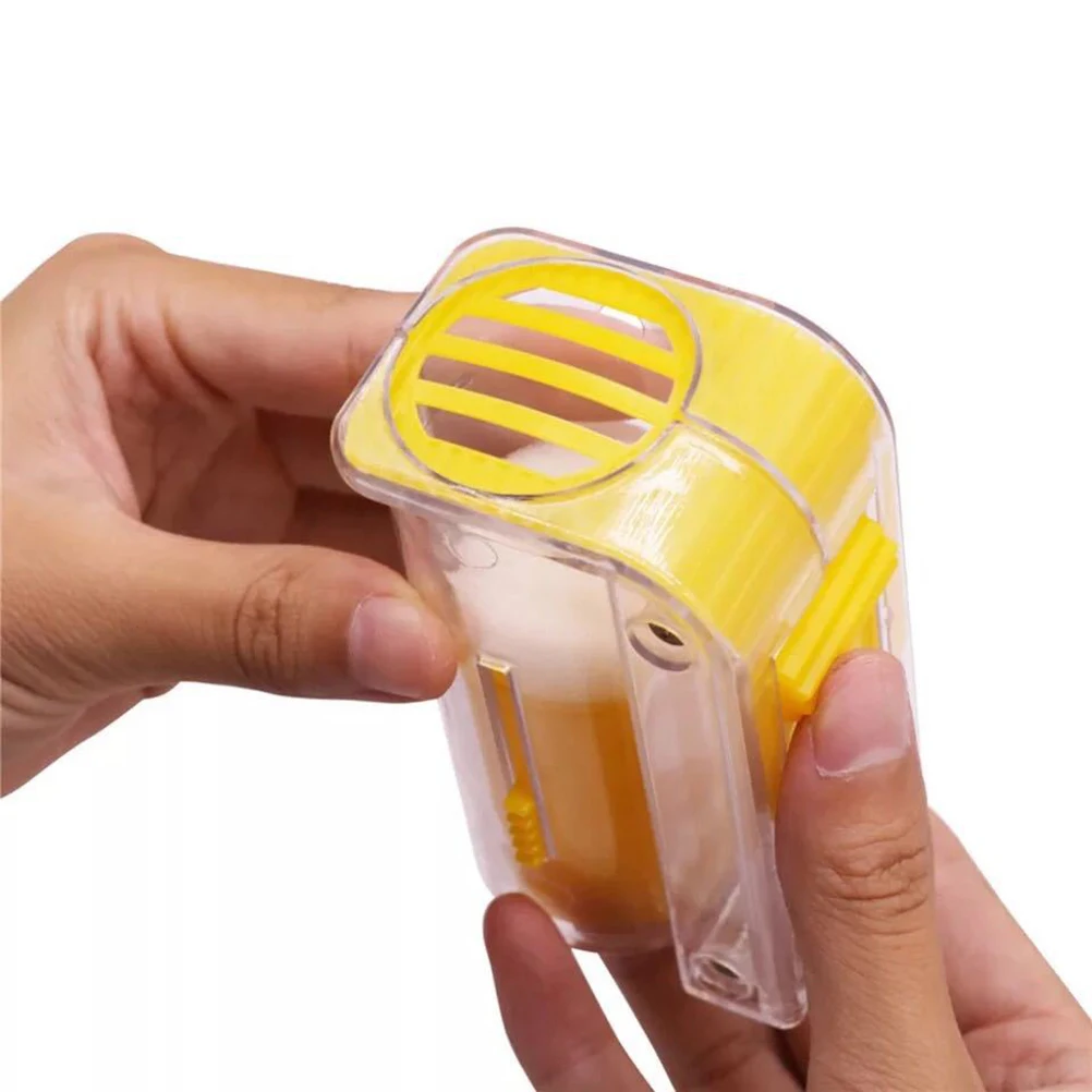 

Bee Queen Mark Bottle Plastic Durable Lightweight Smooth Burr- Bee Capture Cage Tool For Beekeepers Beekeeping