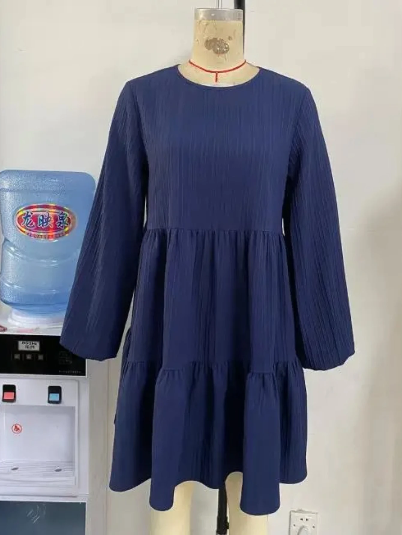 Jesienna nowa sukienka z długim rękawem, jednolita, luźna spódnica o średniej długości.