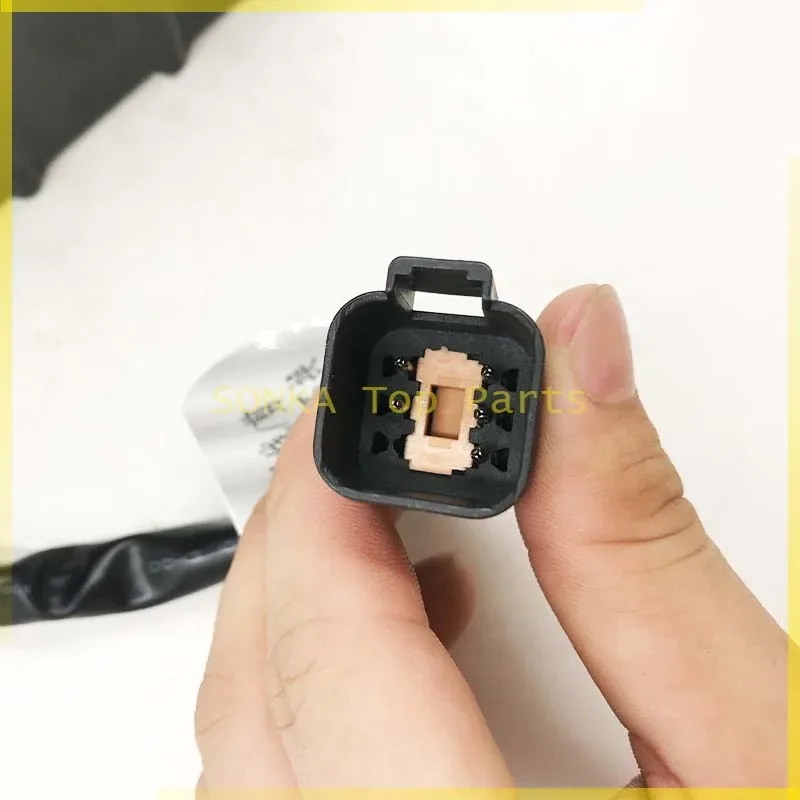 22B-43-11250 22B-43-11251 22B-43-13130 خنق المحرك لكوماتسو PC128US-2 PC138USLC-2 المحرك SAA4D95LE-3