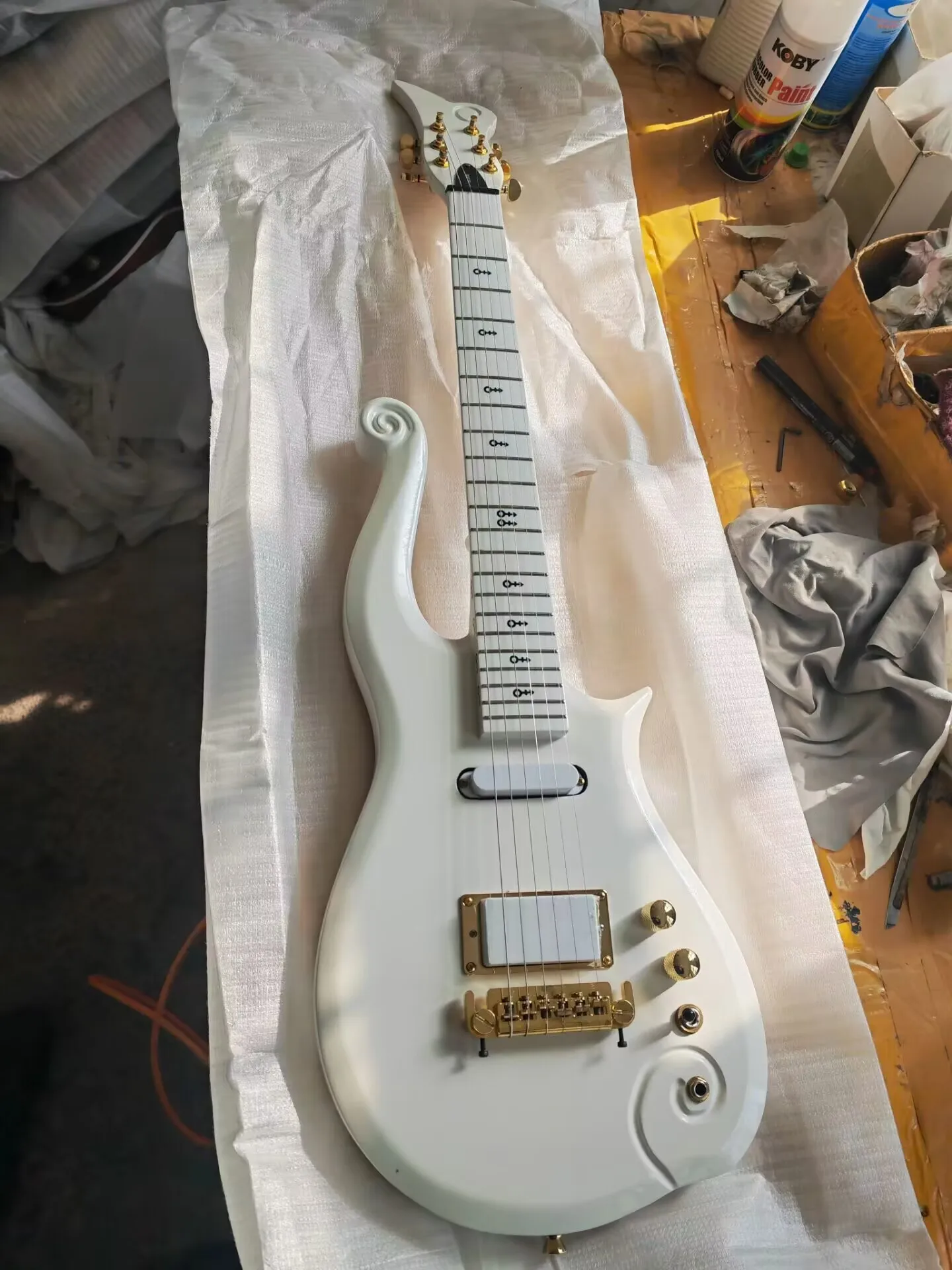 Rare Diamond Series Prin Cloud White Electric Guitar Alder Body, Maple Neck, Gold Hardware, Symbol Inlay