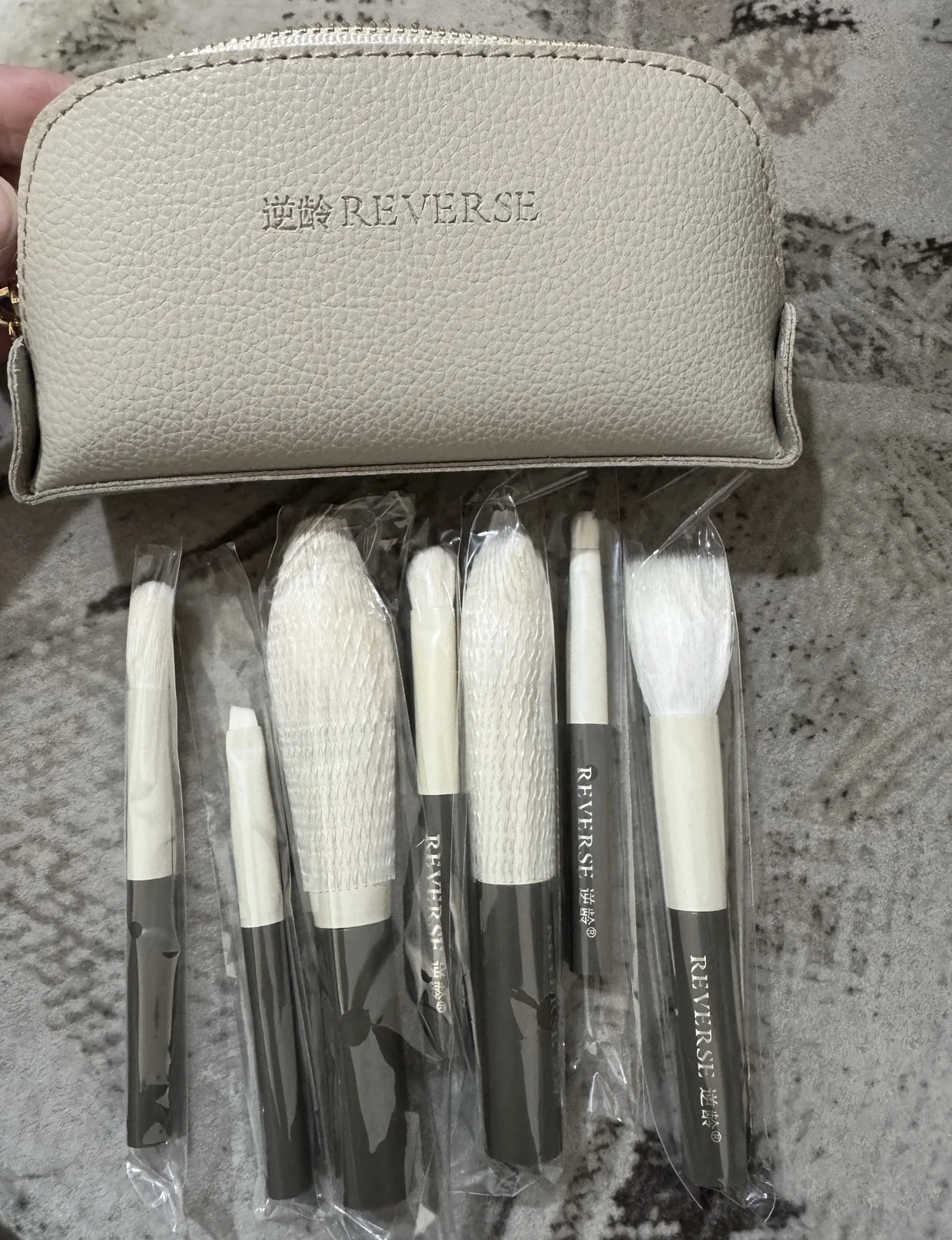 

Reverse Age 7 Mini Portable Bristle Makeup Brushes For Beginners Ultra Soft Brush Set With Storage Bag