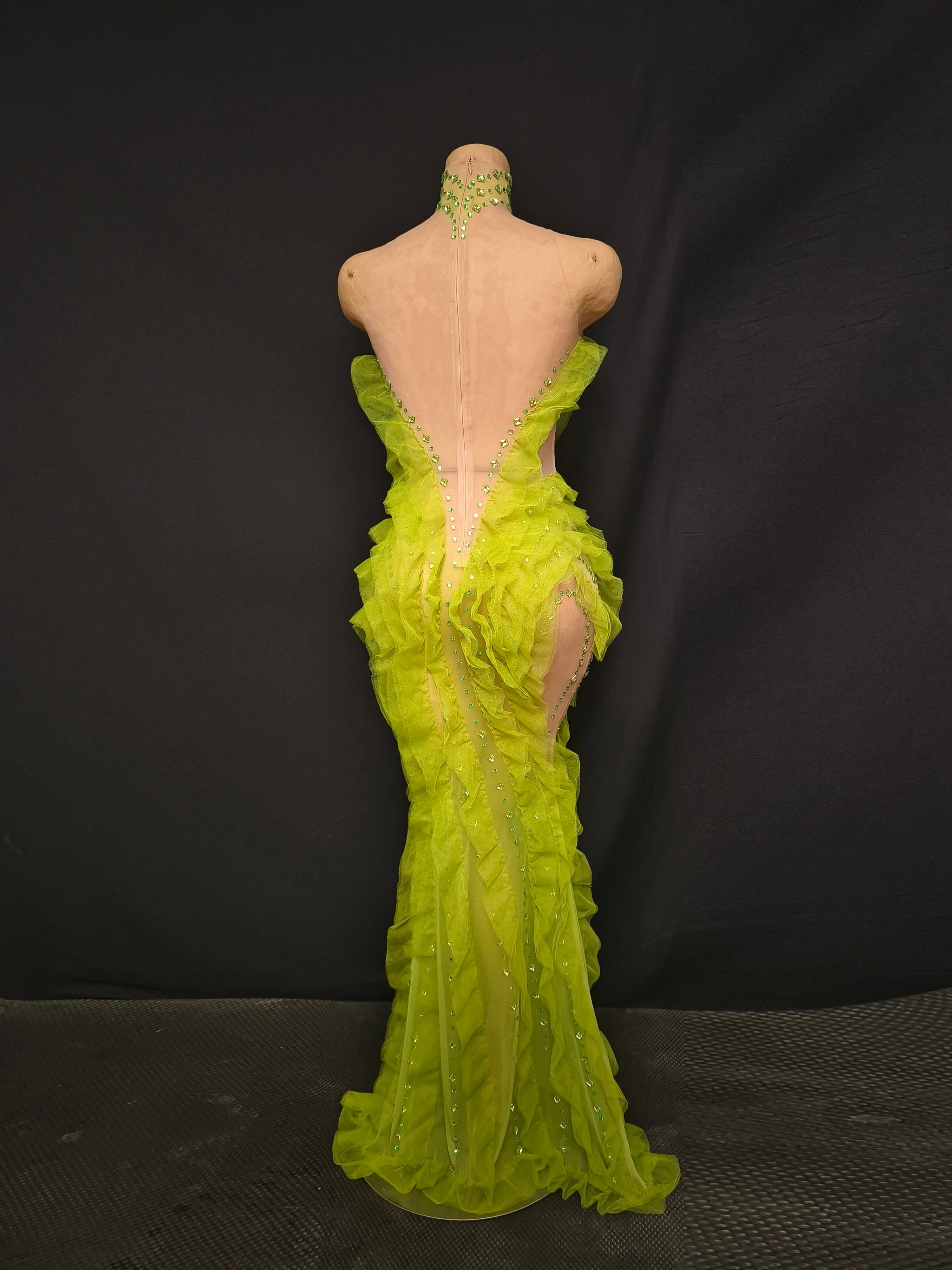 ชุดราตรีงานพรอมสีเขียวลายดอกไม้สุดหรู ดีไซน์ไฮโลว์ แต่งระบายดอกไม้ สำหรับงานพิธีการ งานเลี้ยงน้ำชายามบ่าย และงานกาล่า