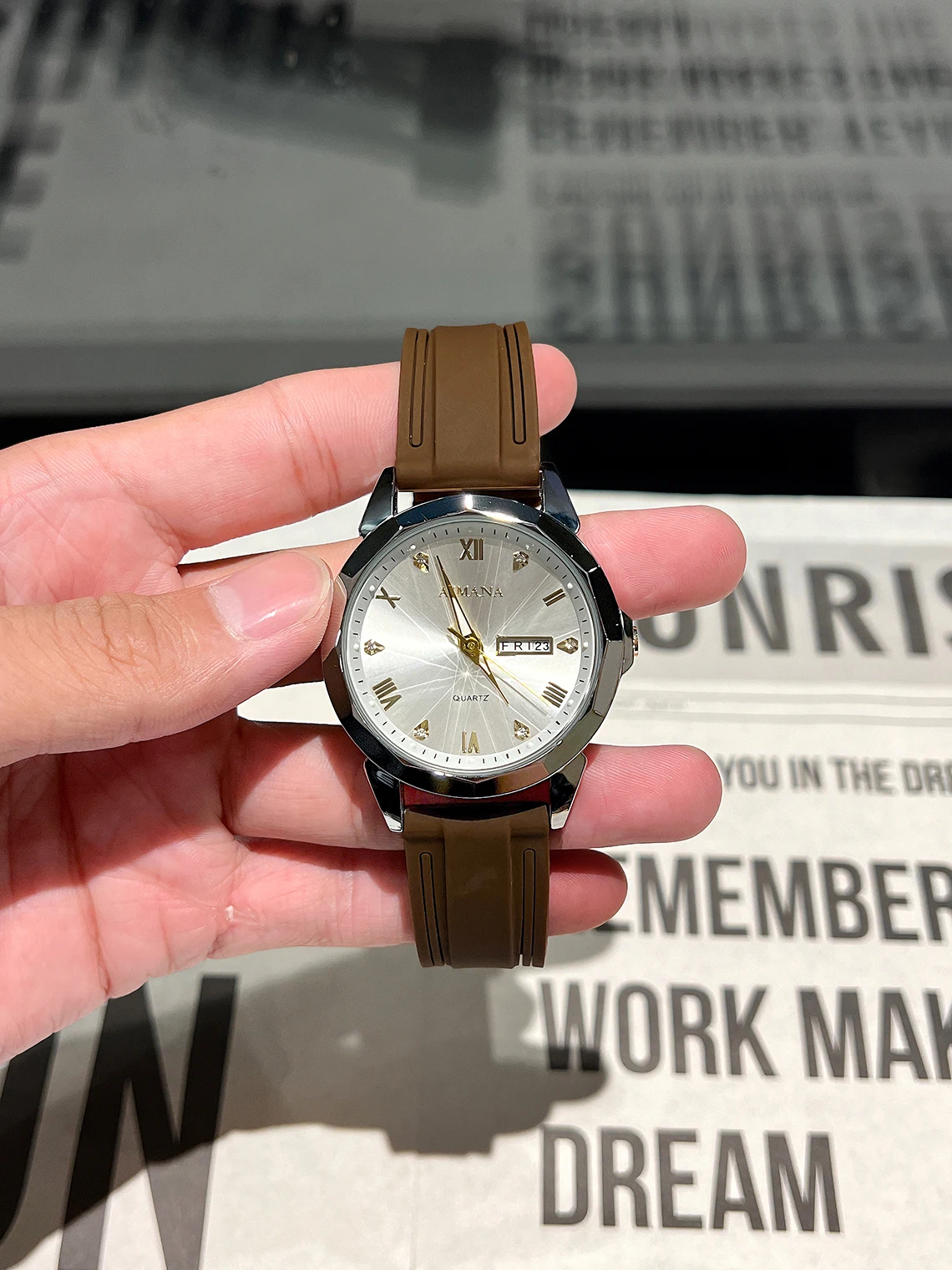 

Часы унисекс с силиконовым ремешком в элегантном стиле