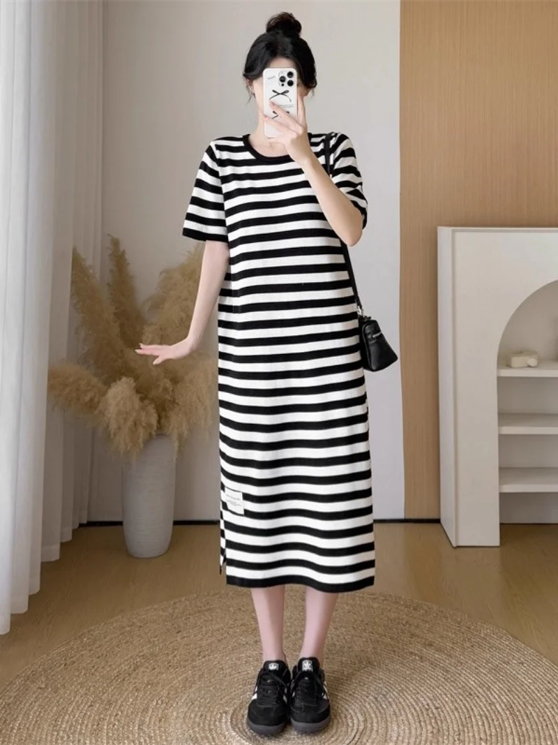 Korte Mouwen Gestreepte Gebreide Jurk Voor Vrouwen Zomer 2025, Mode Nieuwe Luie Stijl Losse Middellange Lengte T-shirt Jurk W510