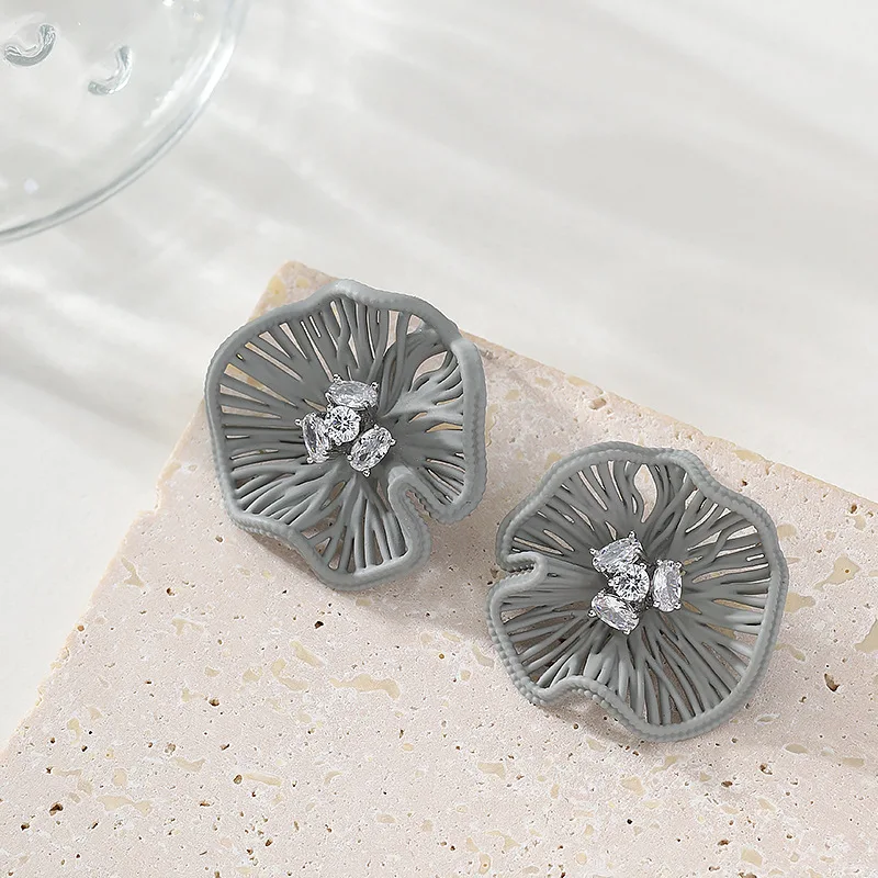 Super fairy and sweet temperament fairy style diamond-painted oil-drip curling flower earrings light luxury high-end earrings