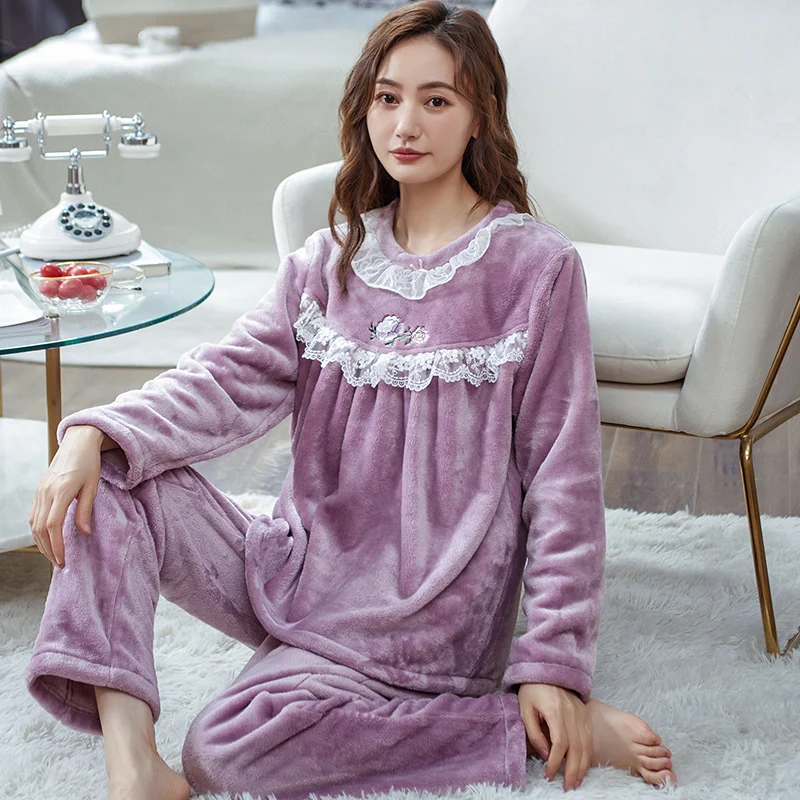 Flannel women's pajama pullover with round neck and lace embellishments Women's home wear soft and comfortable coral velvet