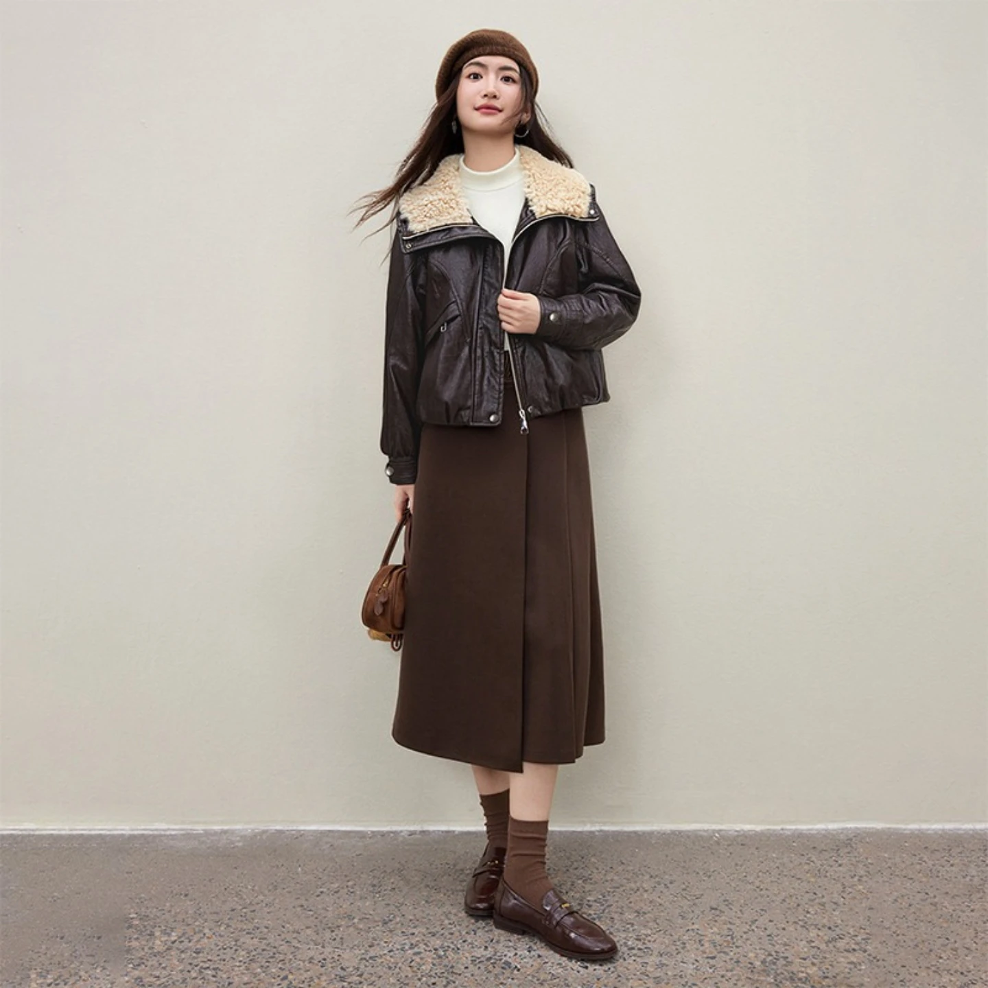 Jaqueta Feminina SENTUBILA de Couro Sintético Forrada com Lã, Gola Contrastante, Casaco Curto de PU, Coleção Inverno 2025, Agasalho Feminino W54PD6213