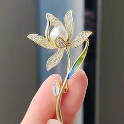 Luxury Rhinestone Pearl Daffodils Lotus Flower Brooch Pins For Women Elegant Plant Brooches Charms Wedding Party Jewelry Gifts